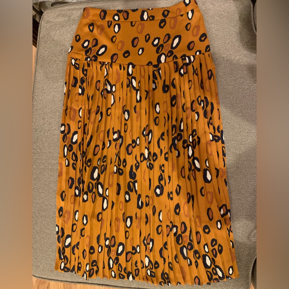 Pleated leopard print skirt
